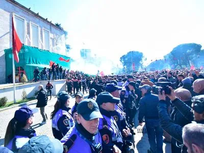 В Албании во время массовых протестов оппозиции произошли столкновения