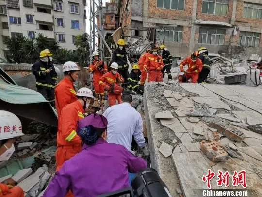 На востоке Китая обрушился жилой дом, люди под завалами