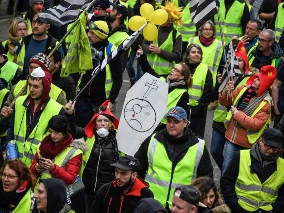 "Желтые жилеты" начали марш в центре Парижа