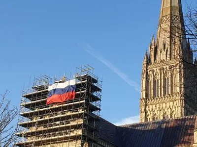 На соборе в Солсбери вывесили российский флаг
