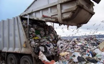 Біля Львова перекинулась вантажівка зі сміттям