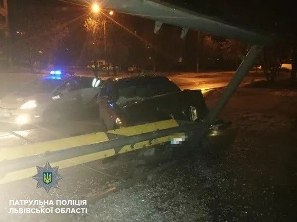 У Львові п’яний таксист без прав розтрощив зупинку громадського транспорту