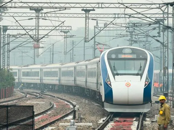 Самый быстрый поезд в Индии столкнулся с коровой на следующий день после запуска