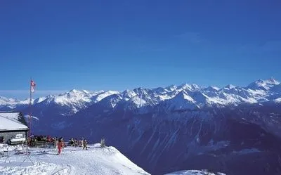 Лавина накрыла нескольких лыжников на швейцарском курорте