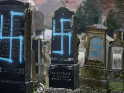 Во Франции вандалы обрисовали свастиками могилы на еврейском кладбище