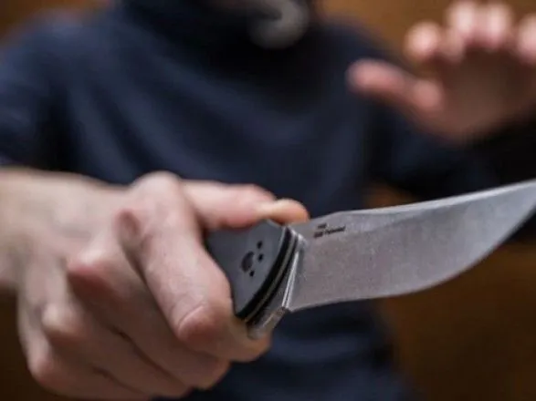 40 ножових: чоловік через ревнощі порізав себе і дружину