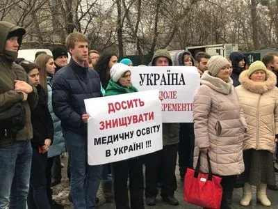 Митинг Одесского медуниверситета у посольства США: требуют уволить Супрун и разблокировать выплату стипендий и зарплат
