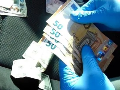 В Киеве две иностранки выманили у пенсионерки около 15 тысяч грн