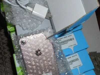 Украинцев в посылке из США хотели передать 14 iPhone