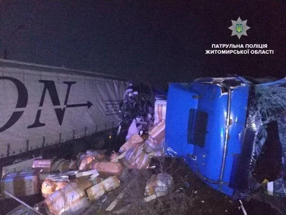 В Житомирской области столкнулись три грузовика