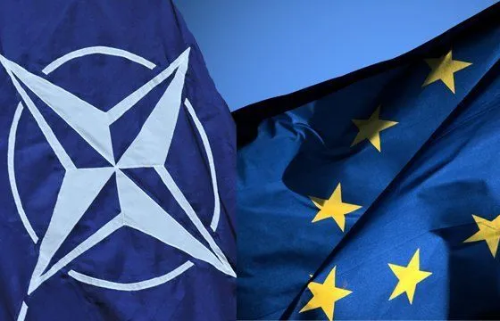 Закон про закріплення у Конституції курсу на ЄС та НАТО офіційно опублікували