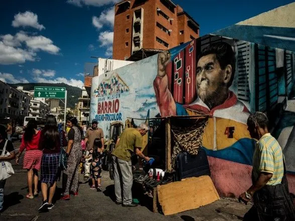 Военные Венесуэлы блокируют дорогу, по которой Гуайдо едет на границу с Колумбией