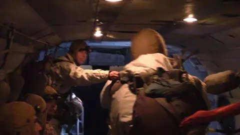 Десантники відпрацювали нічні стрибки з парашутом в зоні ООС