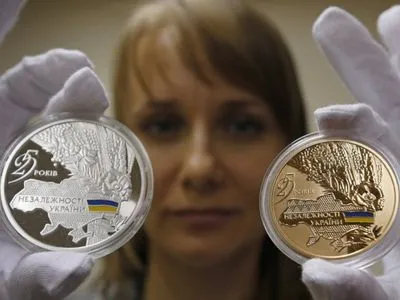Золотые монеты к 25-летию независимости продадут с аукциона