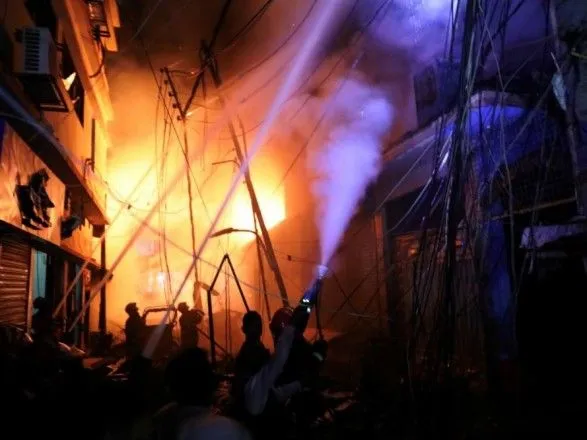 Кількість загиблих в результаті пожежі у Бангладеш зросла до 81 людини