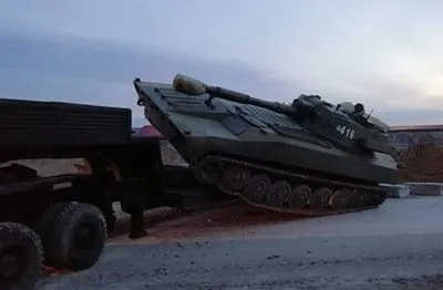 В окупованому Криму вантажівка з бронетехнікою зіткнулася з легковиком, є загиблий