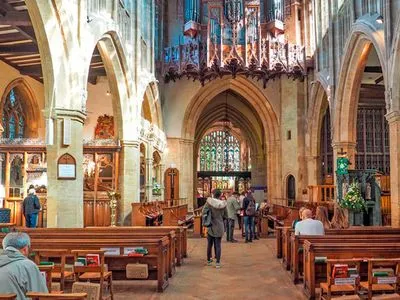 Англиканская церковь отменяет обязательные воскресные службы и признает ЛГБТ