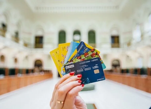 Половину оплат карточками в прошлом году украинцы провели в торговых сетях