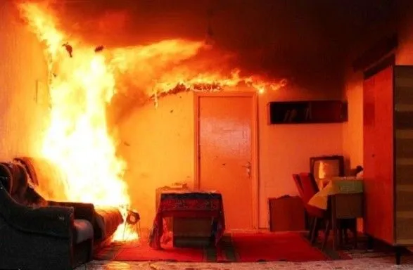 Пожар в жилом доме: в ГСЧС проверяют информацию о возможном взрыве