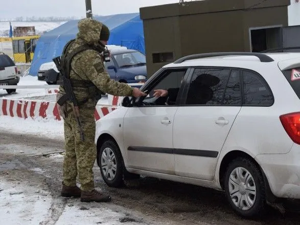 В очередях на КПВВ на Донбассе застряли 365 автомобилей