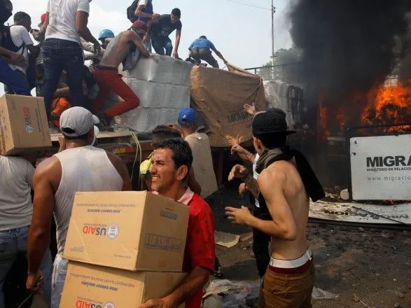 Президент Колумбии приказал вернуть в страну грузовики с гуманитарной помощью