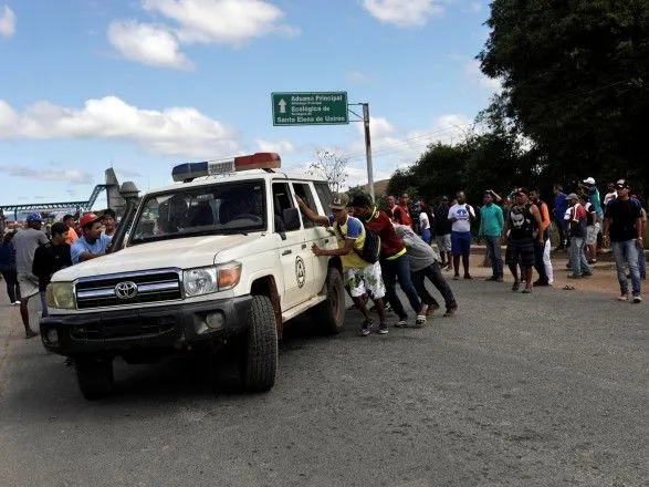 Три грузовика с гумпомощью сожгли на границе Колумбии и Венесуэлы, пострадали 15 человек