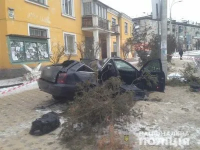 В Киеве авто влетело в столб возле остановки, есть жертвы