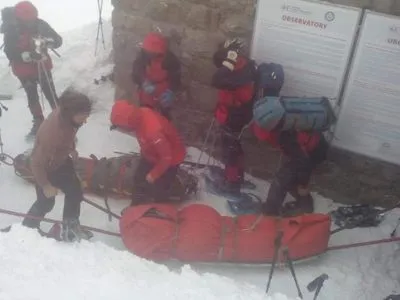 Двух травмированных туристов спустили с горы Поп Иван и передали медикам