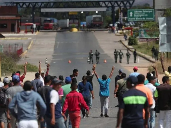 СМИ: столкновения на границе Бразилии и Венесуэлы - продолжаются