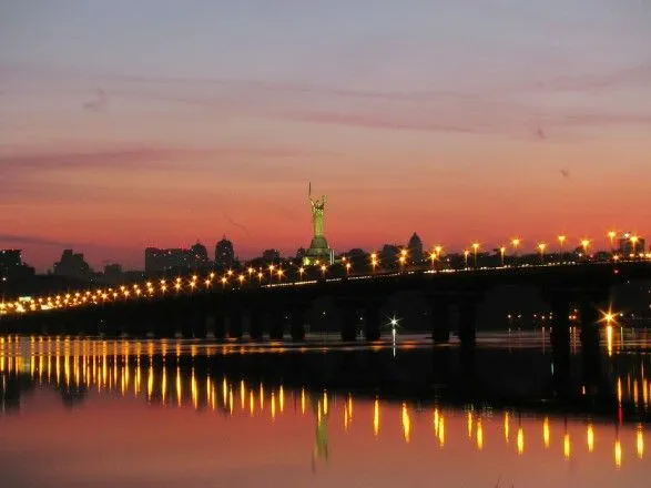Сегодня ночью перекроют движение транспорта по мосту Патона в столице