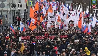 На "марше Немцова" в Москве подняли украинские флаги и плакаты Сенцова