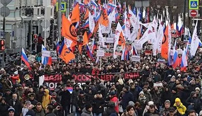 На "марше Немцова" в Москве подняли украинские флаги и плакаты Сенцова