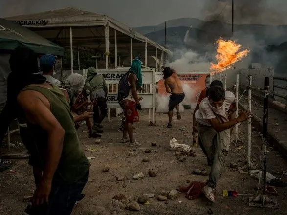 На границе Колумбии и Венесуэлы ранены почти 300 человек, захвачены военные и продолжаются столкновения