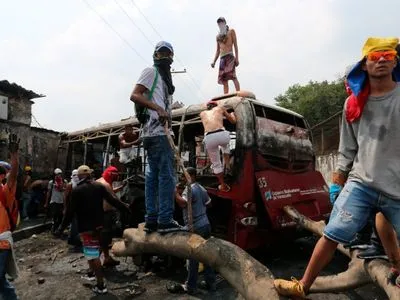 Военные Колумбии разворачивают силы у моста на границе с Венесуэлой - СМИ