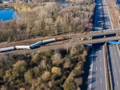 На западе Германии сошел с рельсов поезд с цистернами газа
