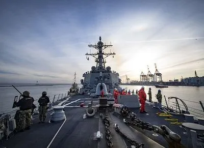 Появилось фото с ракетного эсминца США в порту Одессы