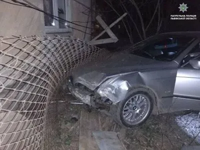 Недалеко от Львова пьяный водитель едва не протаранил дом