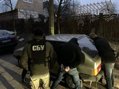 Задержанный в Киевской области на взятке полицейский требовал деньги через спецназовца