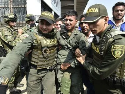 Журналисты сообщают, что на территорию Колумбии перешли более 150 военных ВС Венесуэлы