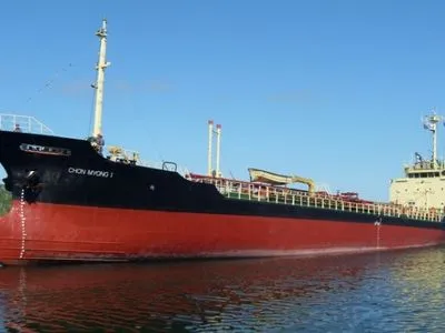 Российский танкер неоднократно поставлял топливо на судно КНДР в обход санкций - Reuters