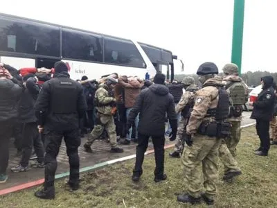 На въезде в Одессу полиция остановила автобус в поиске вооруженных людей