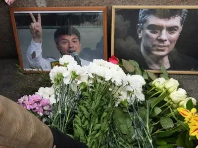 Десятки людей провели хвилину мовчання на місці вбивства Нємцова
