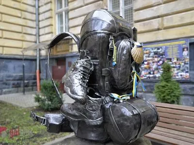 У Львові показали перший у світі пам’ятник наплічнику