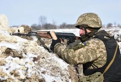 Боевики совершили ряд обстрелов на Донбассе, ранен военный