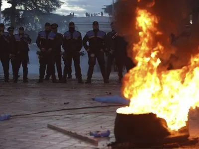 Возле парламента Албании горели шины