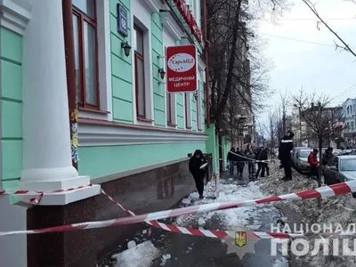 В Харькове с крыши дома упала ледяная глыба, два человека госпитализированы
