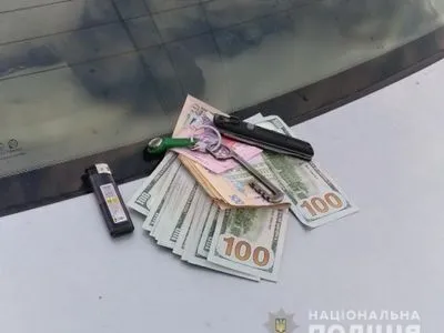 Чоловіки побили підприємця, вимагаючи валюту і 30 тисяч гривень