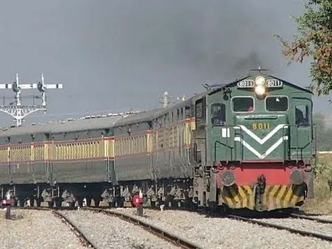 Пакистан временно приостановил движение поездов в Индию