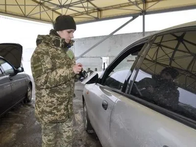В очередях на КПВВ на Донбассе собралось около 500 автомобилей