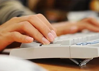 "Прорив" в організації роботи консулів: МЗС запровадить електронні черги